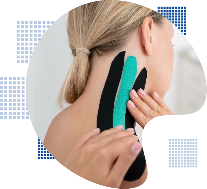 Seduta di fisioterapia con applicazione di kinesiotaping nello studio di Genzano di Roma